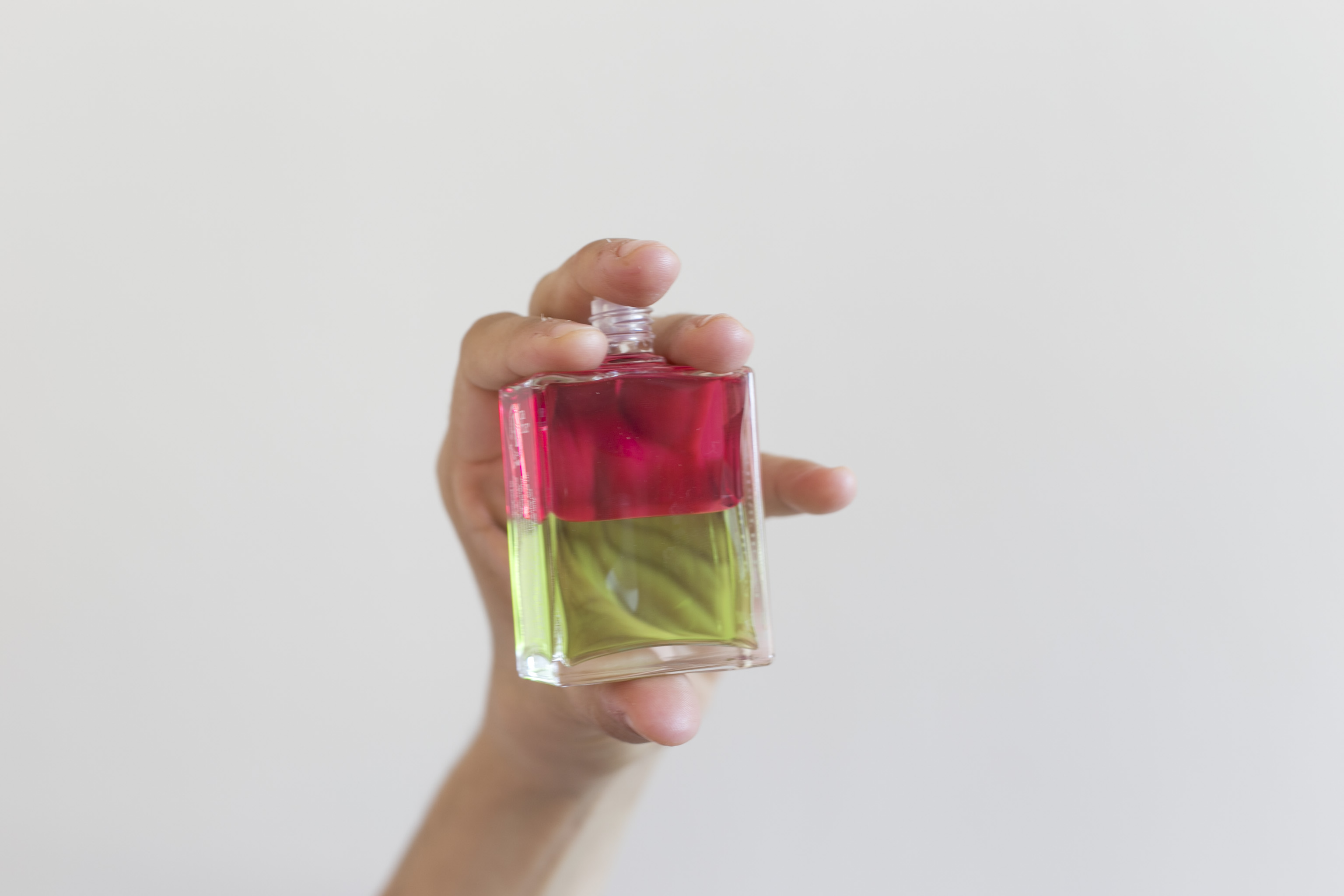 shengchi.es-aura-soma-coger-botella-2